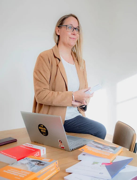 Sydefin, Beraterin mit Laptop und Büchern, nachhaltige Entwicklung, Umweltberatung.